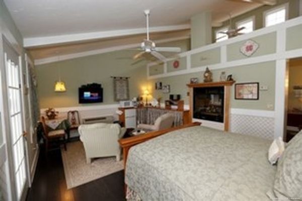 Hotel BY THE SIDE OF THE ROAD (Belmont Estates)
